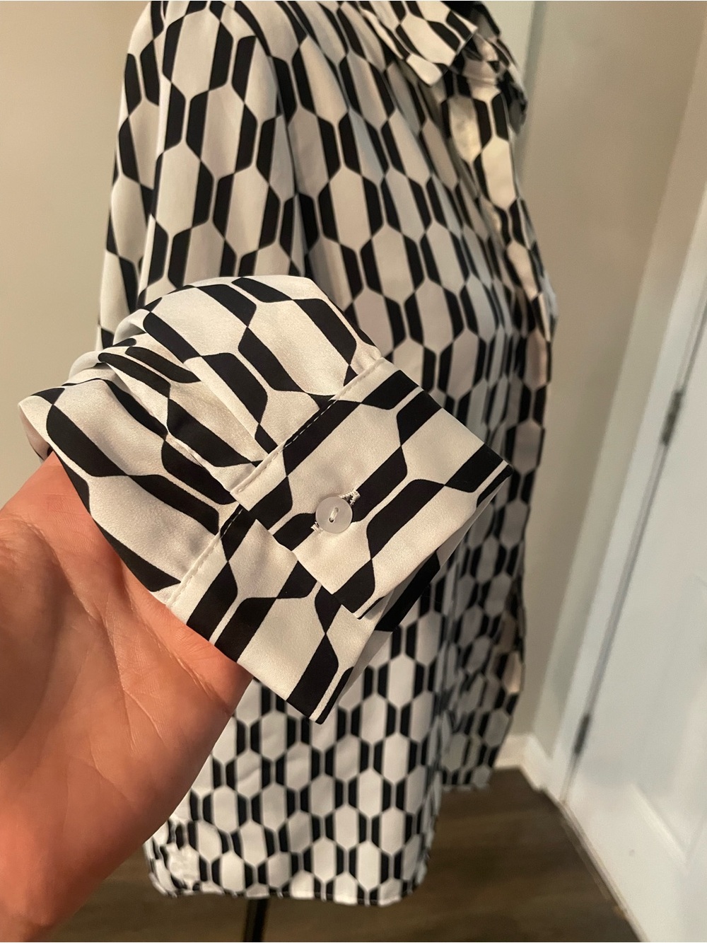 Smooth silky feel blouse geometric pattern button top long sleeve Small Modern - Picture 6 of 8